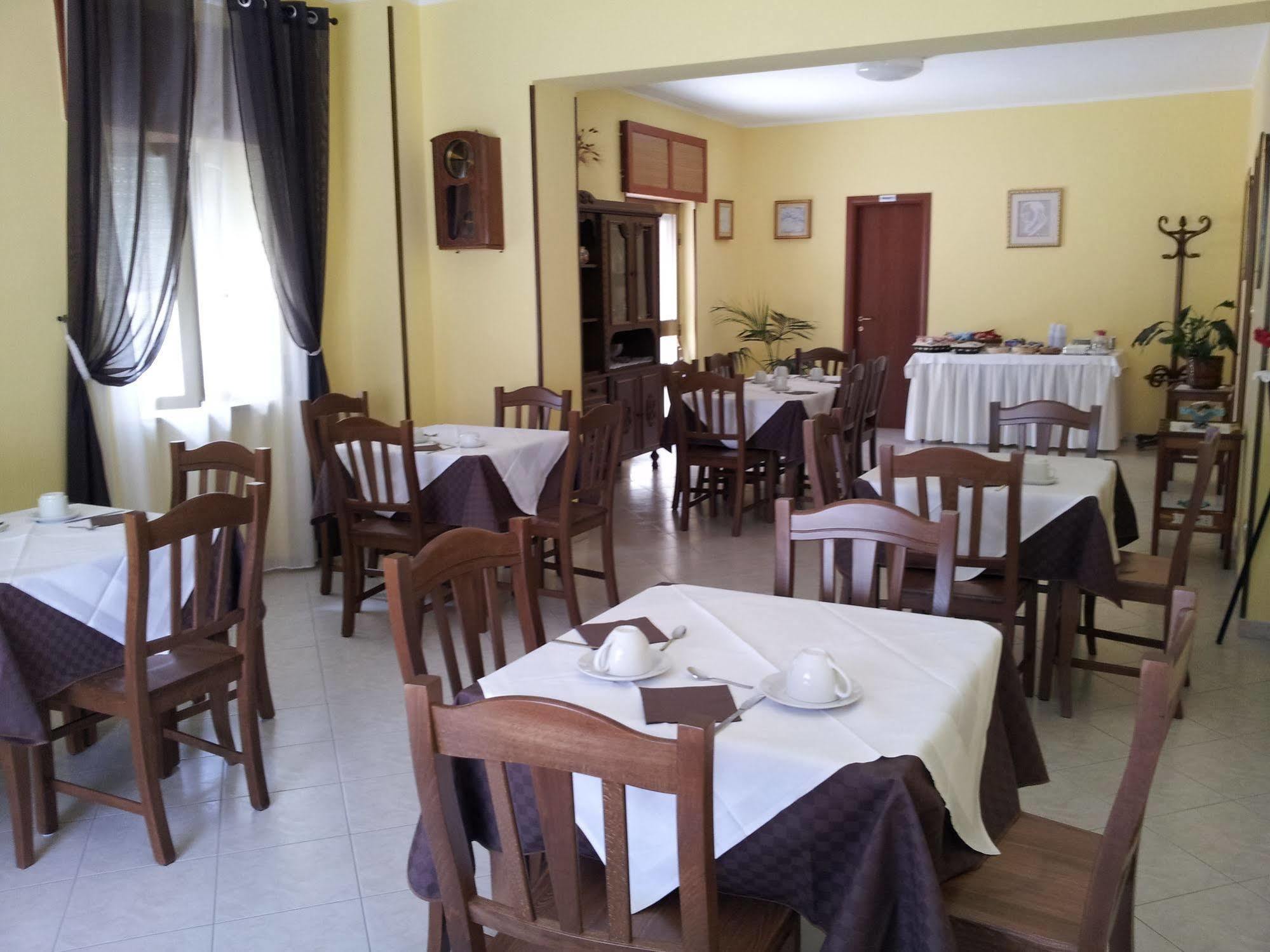 Holiday B&B Vico Del Gargano Buitenkant foto